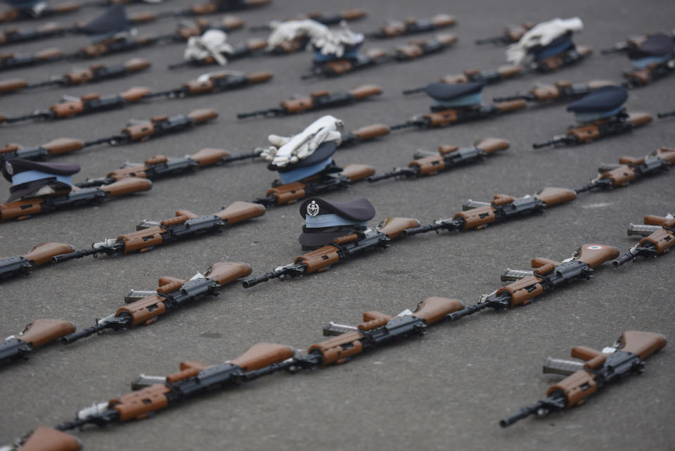 <p>Bei den Vorbereitungen zur großen Parade am Tag der Republik, der in Indien am 26. Januar gefeiert wird, haben Soldaten der Luftwaffe zwischen zwei Übungen ihre Waffen niedergelegt.<br>(Bild: Sanchit Khanna/Hindustan Times via Getty Images) </p>