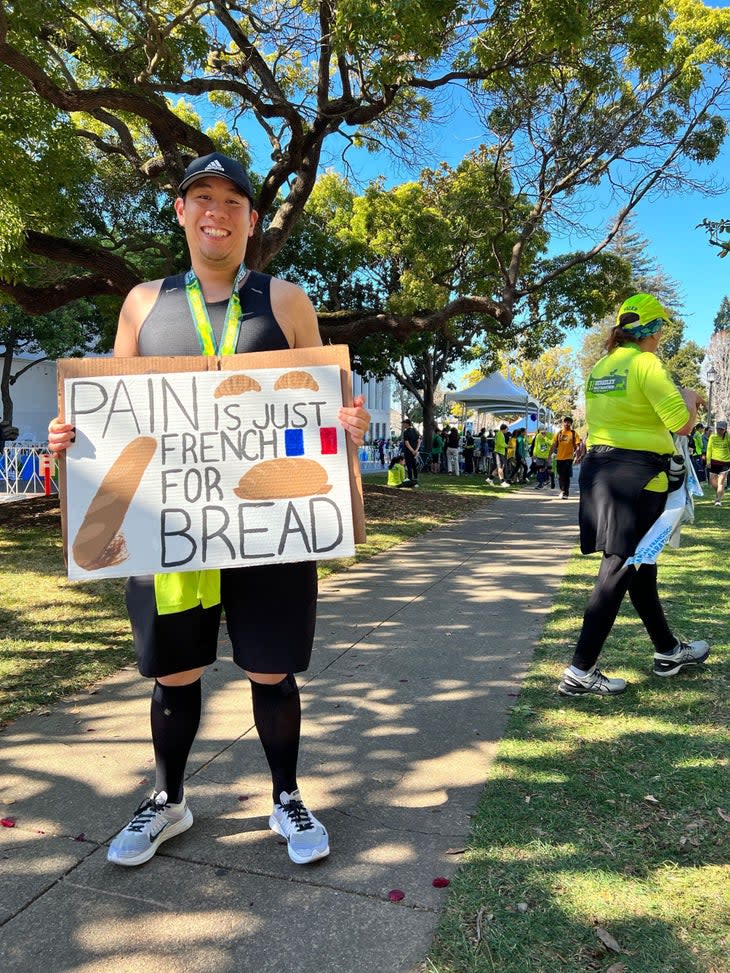 <span class="article__caption">A runner's humorous sign </span>