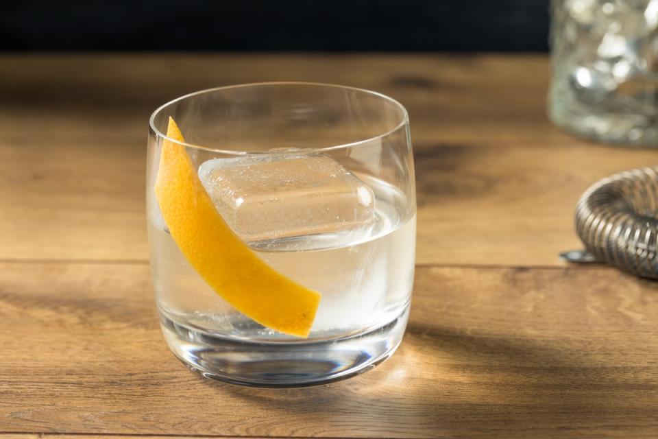 A Negroni Bianco replaces Campari with white vermouth and white wine apéritif (Getty Images/iStockphoto)