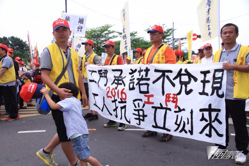 五一勞工遊行，勞工團體認為，蔡英文選前曾經承諾工人多項訴求，但選後隨著政策的公布，卻仍不見積極解決的態勢。