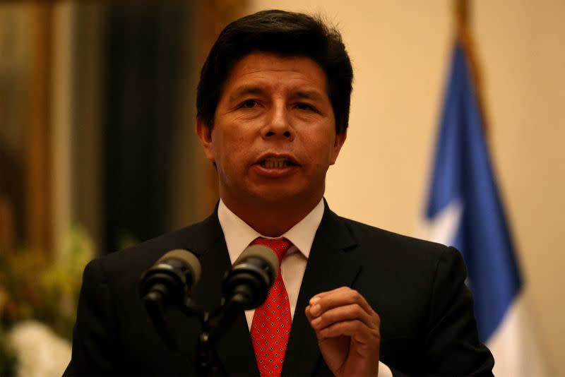 Foto de archivo. El presidente de Perú, Pedro Castillo, visita palacio de gobierno de La Moneda en Santiago.