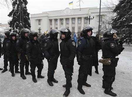 Riot police on duty stand outside the Parliament in Kiev January 28, 2014. REUTERS/Konstantin Chernichkin