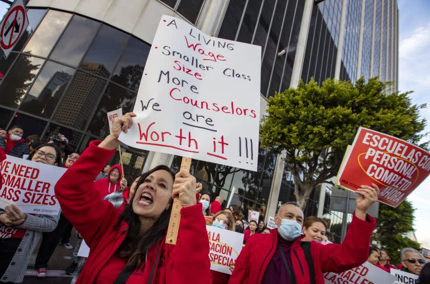 Los Angeles, CA - December 05, 2022: UTLA members, students, parents and community leaders rally in front of LAUSD headquarters on Monday, Dec. 5, 2022 in Los Angeles, CA. (Brian van der Brug / Los Angeles Times)