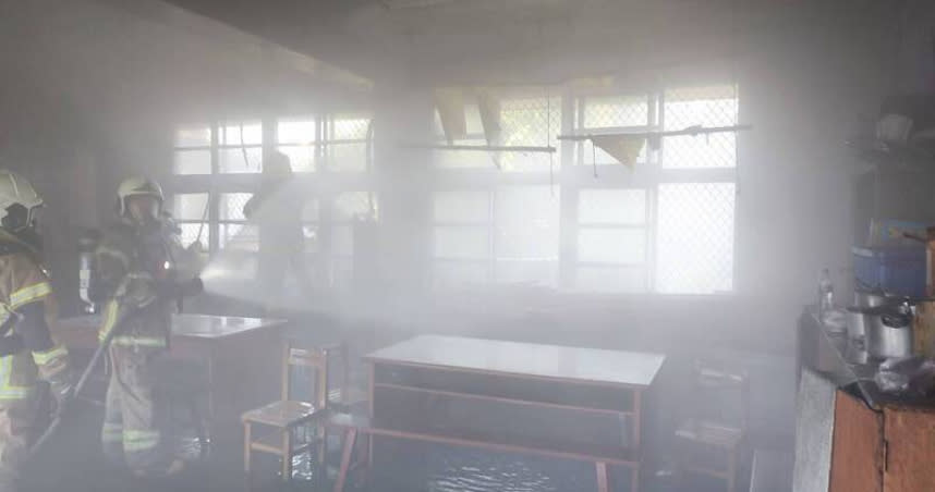 台南市西港區西港國中的空教室於下午3點多傳出火警，所幸無人傷亡，詳細起火原因有待釐清。（圖／翻攝畫面）