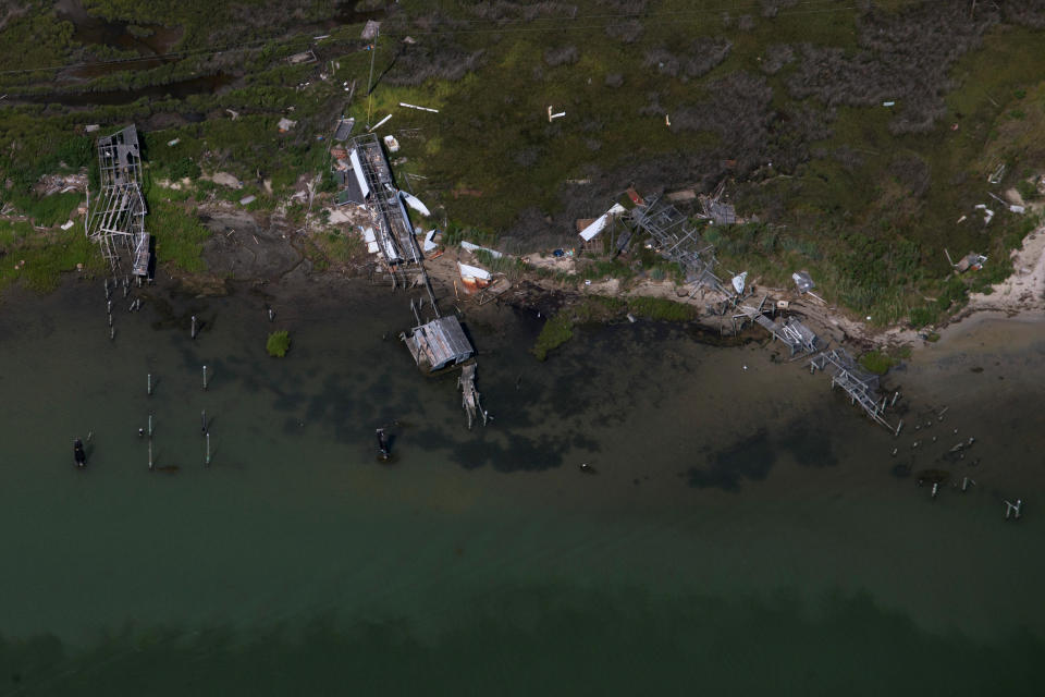 <p>Destroyed crab shacks are seen in this aerial view over Tangier Island, Virginia, Aug. 2, 2017. (Photo: Adrees Latif/Reuters) </p>