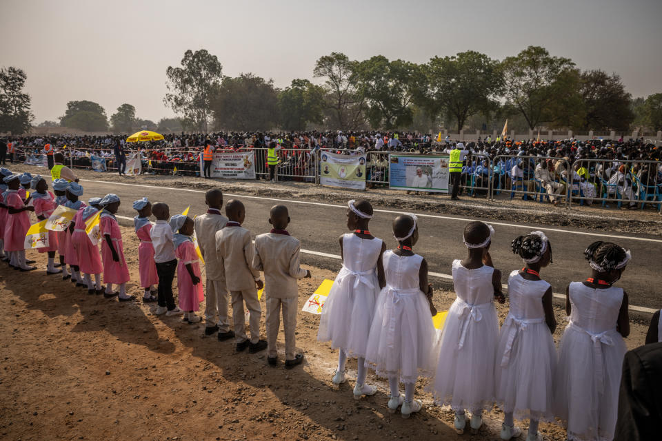 El papa Francisco, al centro, se reúne con líderes de la Iglesia católica romana en la Catedral de Santa Teresa en Juba, Sudán del Sur, el 4 de febrero de 2023. (Jim Huylebroek/The New York Times)