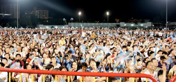 The Workers' Party's second GE rally packs the Serangoon stadium with tens of thousands of people. (Yahoo! photo/Ion Danker)