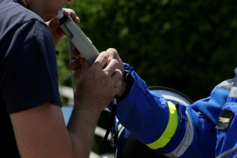 Un conductor se somete a una prueba de alcoholemia el 6 de julio de 2013 en una autopista en Beaune, Francia (Kenzo Tribouillard)