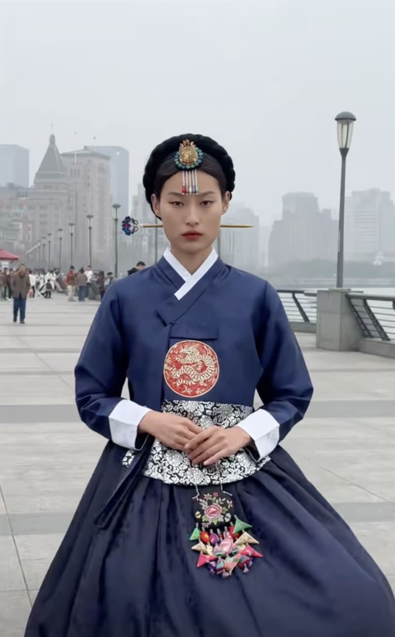 中國女模「旖旎」近日將穿搭「朝鮮族」服飾引發南韓網友不滿。（圖／翻攝自抖音）