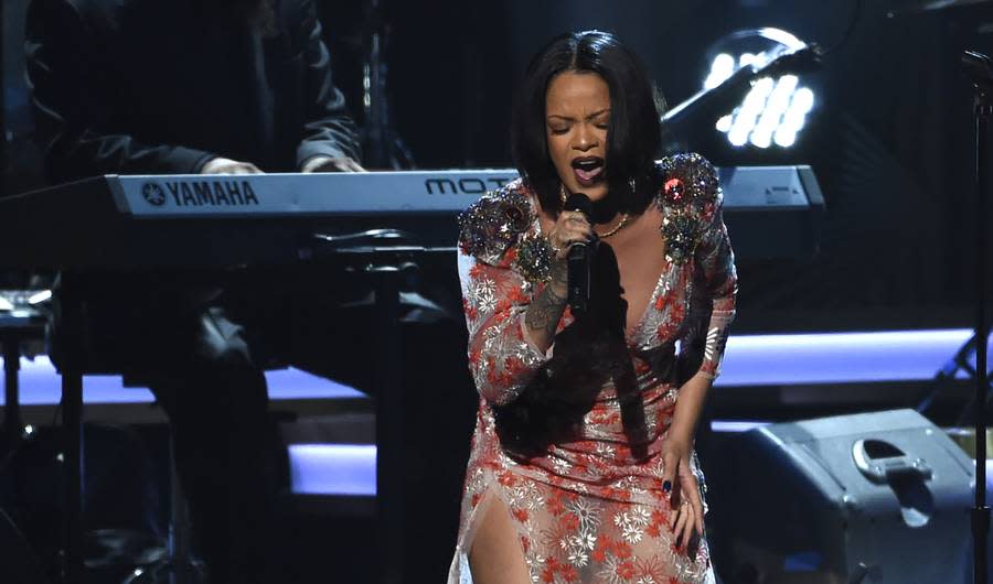 Rihanna Abruptly Cancels 2016 Grammys Performance Due to Illness 