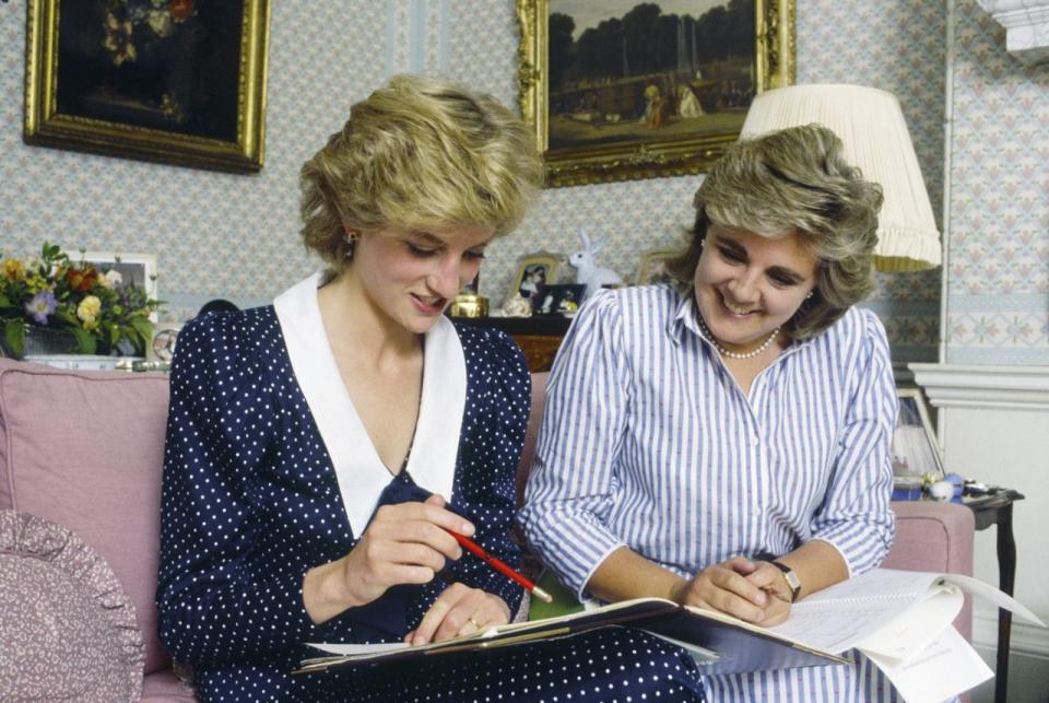 Prinzessin Diana trug 1985 ein langärmeliges, gepunktetes Kleid mit Schulterpolstern und einem weißen Kontrastkragen. Foto: Getty Images