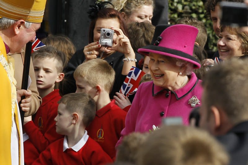 英國女王伊莉莎白二世經常穿著同色系的套裝出席公開場合。（美聯社）