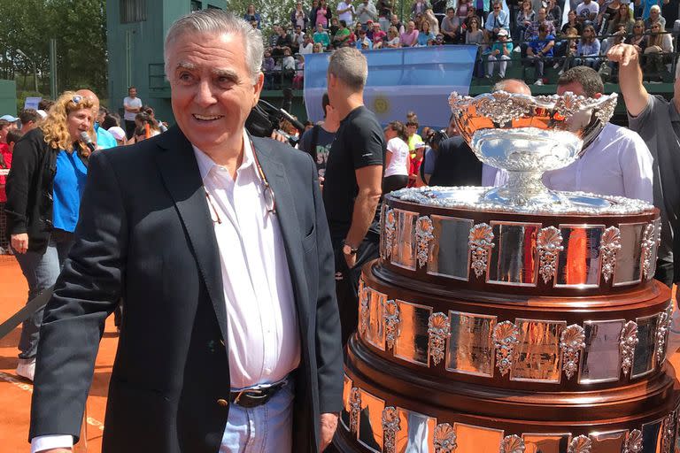 Raúl Pérez Roldán, con la Copa Davis en Tandil