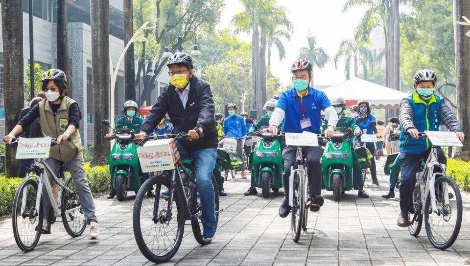 屏東縣雞湯宅配車隊，昨天由縣長潘孟安（左2）、屏基院長林連豐等人領軍出發。 （記者毛莉攝）