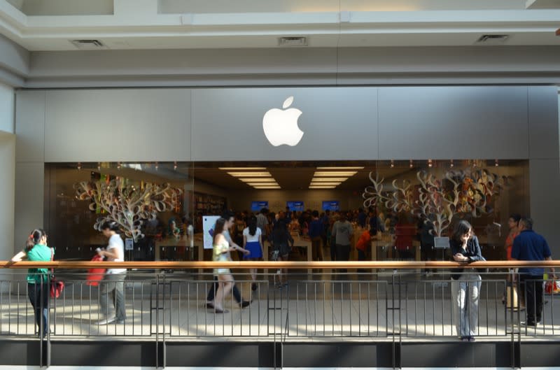 ▲ Apple Store 的不鏽鋼板。（Source：Flickr/Open Grid Scheduler / Grid Engine CC BY 2.0）