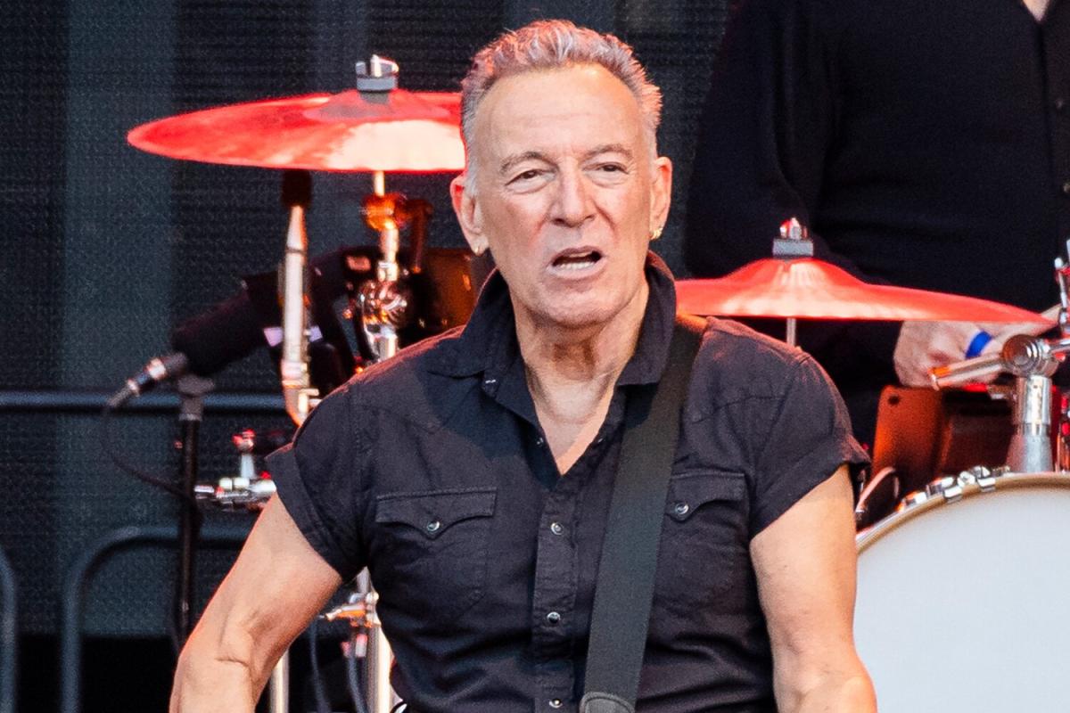 Bruce Springsteen valt op het podium tijdens een concert in Amsterdam en de band schiet te hulp