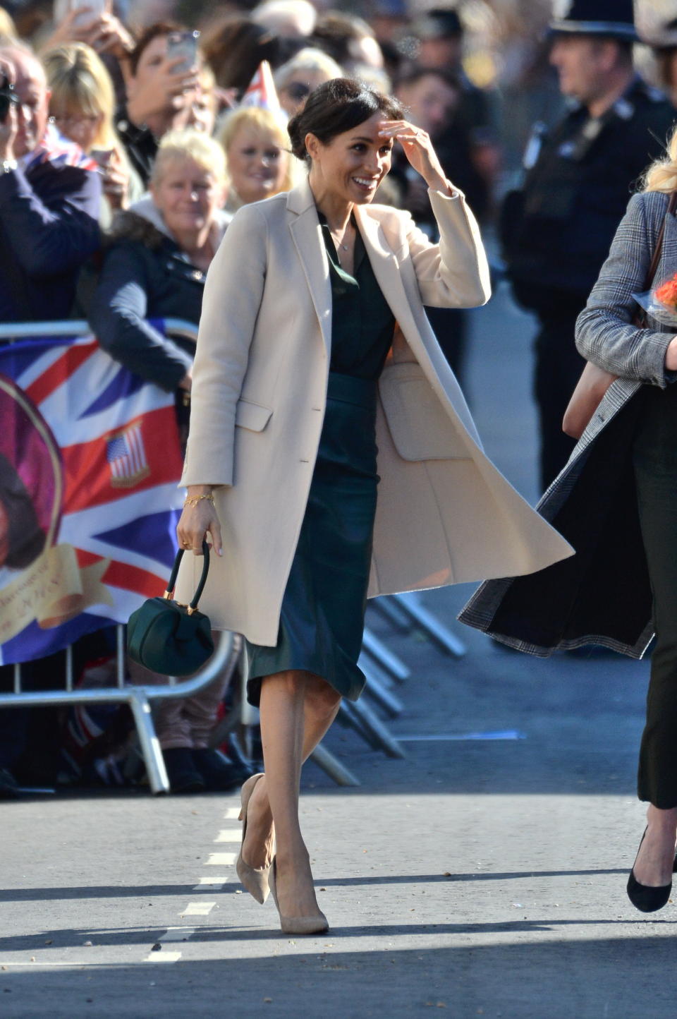 Kaschmirmantel, Seidenbluse, Lederrock – so stylish erschien Meghan bei ihrem ersten Auftritt in der Grafschaft Sussex. (Bild: ddp)