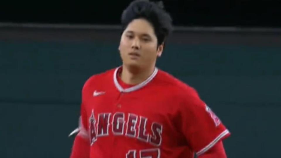 大谷翔平（Shohei Ohtani）42轟出爐，打到頭盔都掉。（圖／翻攝自 推特@MLB_comment）