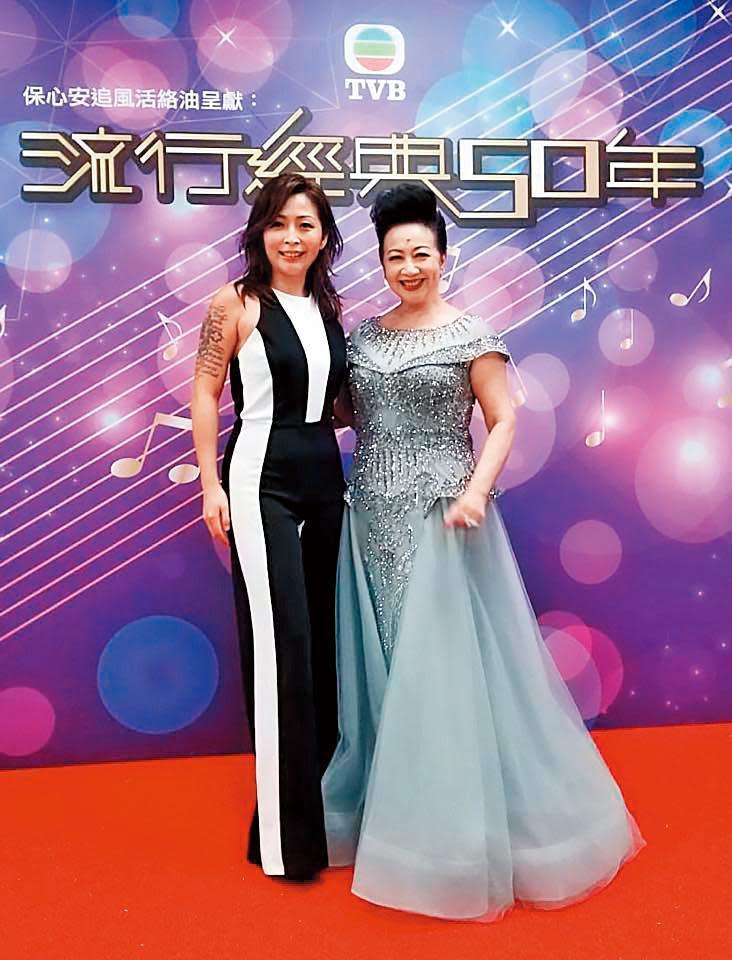 林曉培上薛家燕（右）主持的香港TVB節目《流行經典50年》。（翻攝自林曉培臉書）