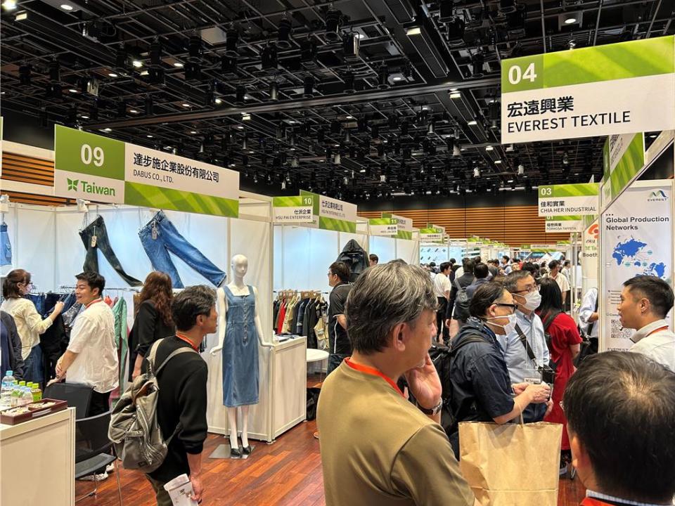 2024年台灣紡織品東京展示會現場，買主絡繹不絕。圖／紡拓會提供