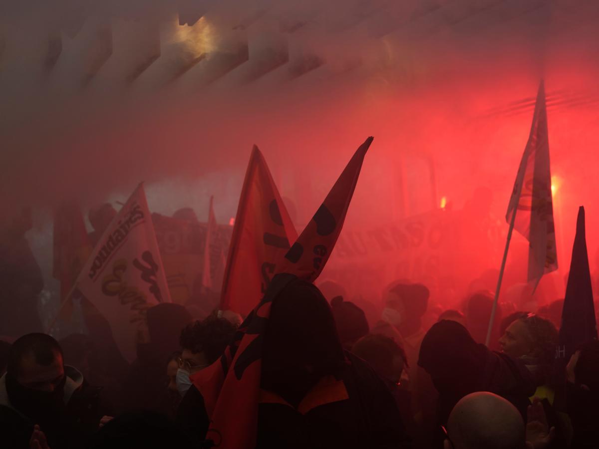 LVMH's Paris Headquarters Stormed by Protesters - WSJ