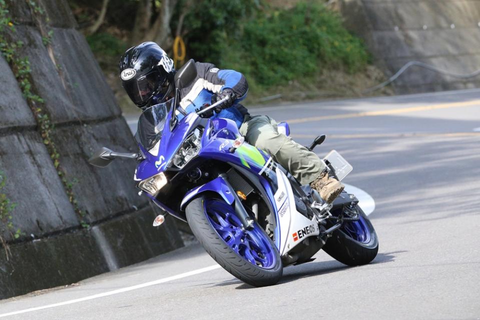 常見的YAMAHA R3 就是採用遠近分離的雙燈設計。