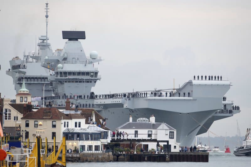 英國最新航空母艦「伊莉莎白女王號」16日時首度停在母港樸茨茅斯。(美聯社)