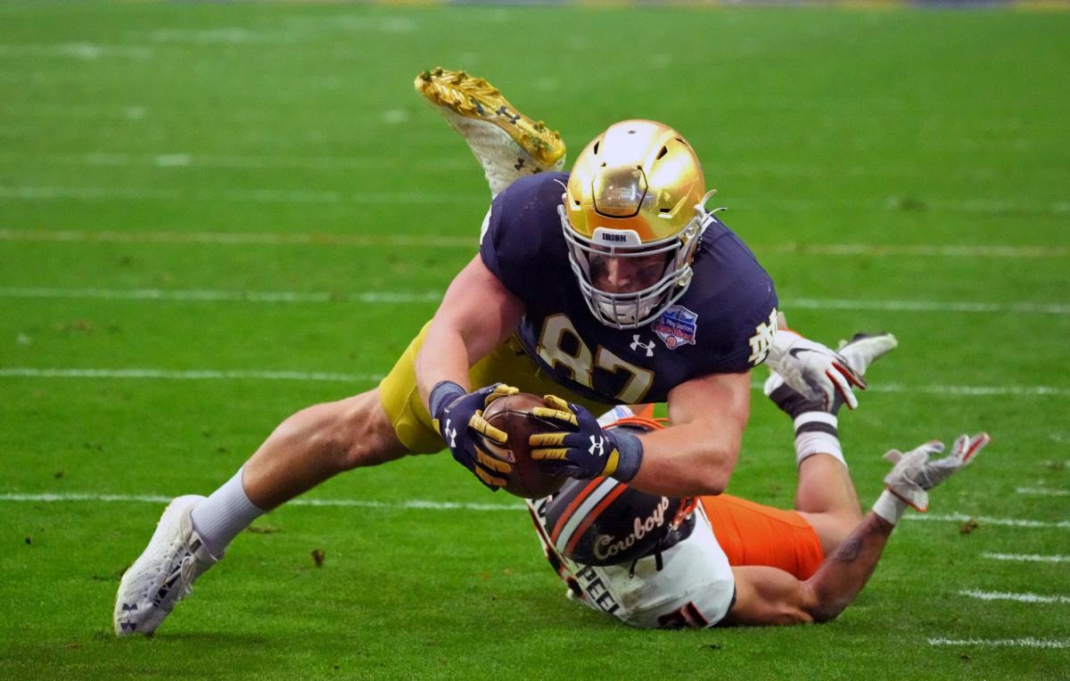 Raiders trade up to select Notre Dame TE Michael Mayer at No. 35