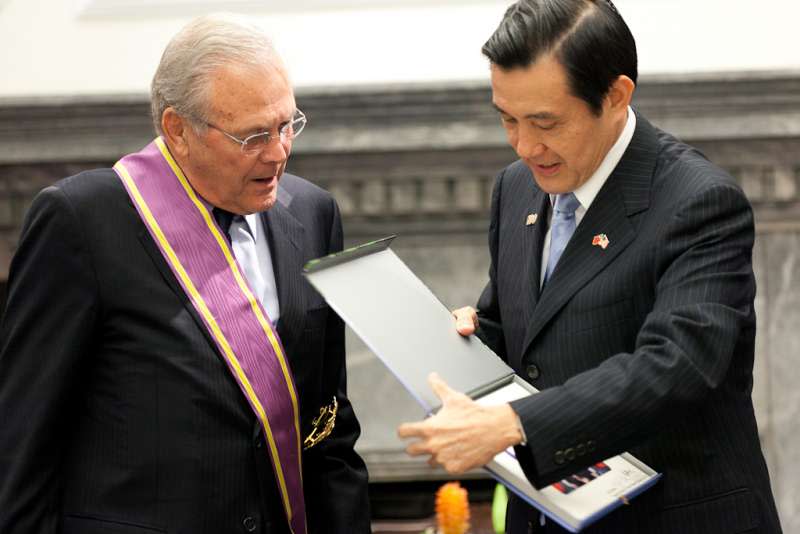 2011年10月，美國前國防部長倫斯斐（Donald Rumsfeld）訪問台灣，祝賀百年國慶（AP）