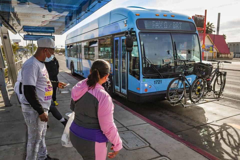 Los pasajeros se preparan para subir a un autobús de FAX en una parada cerca del Manchester Center en Fresno, el miércoles 20 de octubre de 2021.