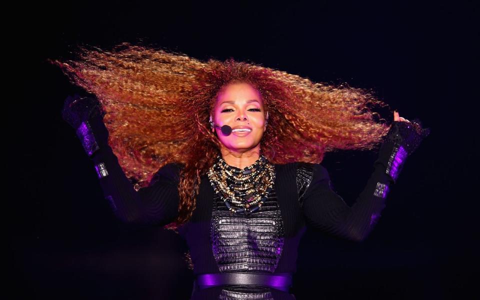 Die ewige kleine Schwester? Natürlich hat sich Janet Jackson längst von Bruder Michael emanzipiert, reicht ihr erster Nummer-eins-Hit "When I Think Of You" doch bis in das Jahr 1986 zurück. Nach großen Erfolgen in den 80er- und 90er-Jahren folgte eine längeren Durststrecke, 2015 gelang ihr mit "Unbreakable" aber das Comeback an der Spitze der US-Albumcharts. (Bild: Francois Nel/Getty Images)