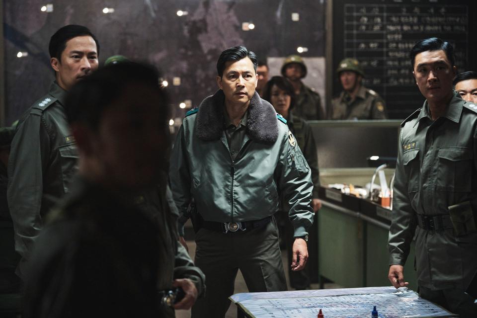 鄭雨盛在新片《12.12：首爾之春》飾演力抗叛軍的首都警備司令官。（車庫娛樂提供）