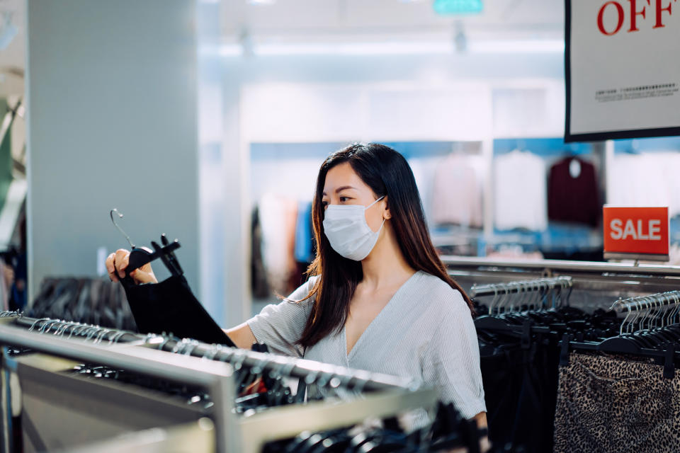 有網友抱怨老婆愛買穿不下的衣服當成減肥動力。（示意圖／Getty Images）