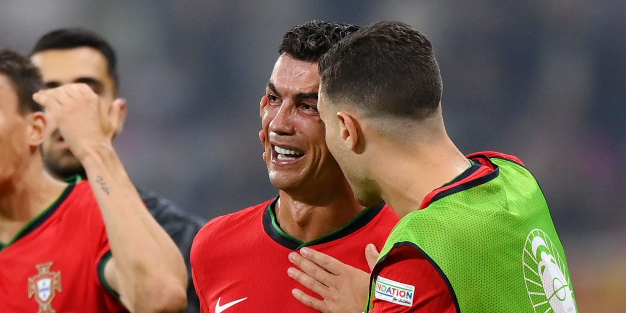 Cristiano Ronaldo weint nach seinem verschossenen Strafstoß gegen Slowenien. Seine Teamkollegen trösten ihn<span class="copyright">Getty Images</span>