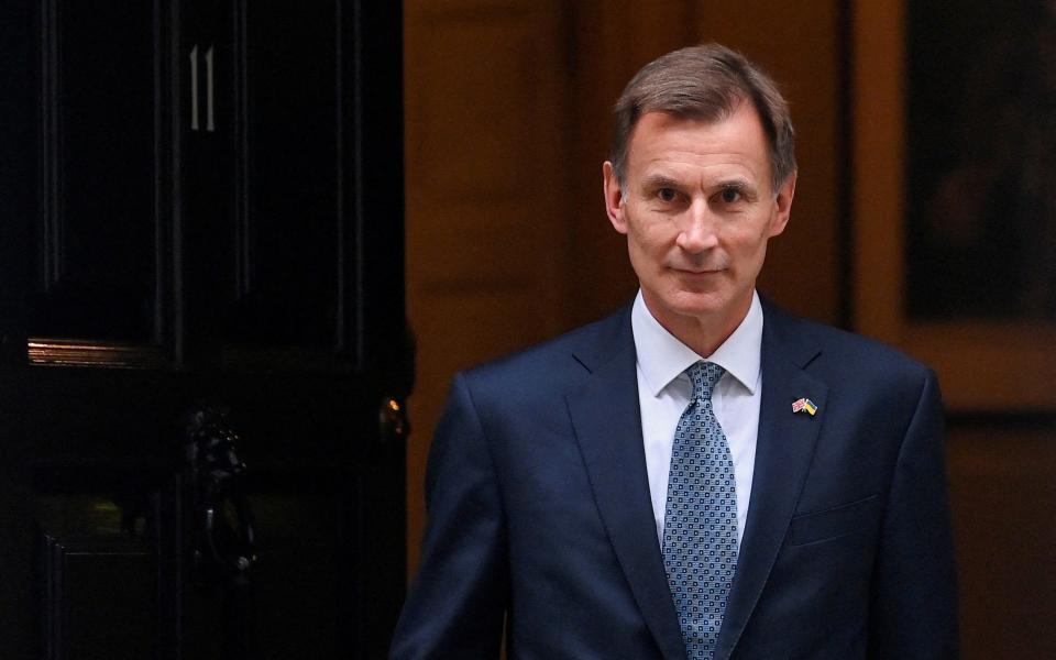 FILE PHOTO: Britain's Chancellor of the Exchequer (finance minister) Jeremy Hunt walks in Downing Street in London, Britain, November 17, 2022. REUTERS/Toby Melville/File Photo - TOBY MELVILLE