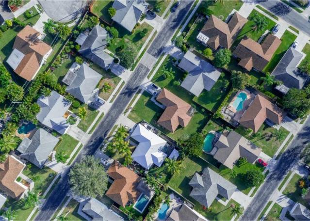 La Legislatura de la Florida cuenta este año con un plan de $711 millones para construir viviendas asequibles, incentivar las nuevas construcciones y ofrecer asistencia para el pago inicial. scarp577 // Shutterstock