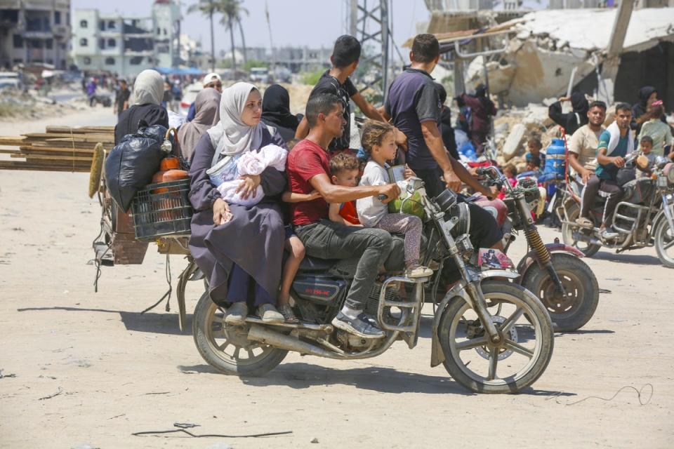 Palestinians, including women and children, living in the east of Khan Younis city move towards safe areas with whatever belongings they can take (Anadolu via Getty Images)