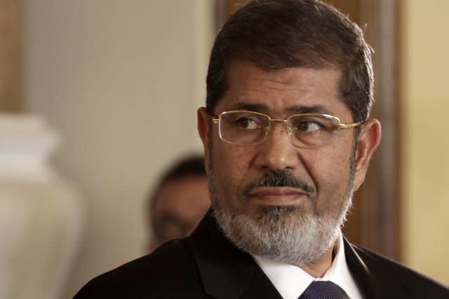 Ousted Egyptian president Mohammed Morsi dies in court