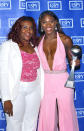 Serena Williams et sa soeur Yetunde Price en 2003.<br><p> En septembre 2003, sa demi-sœur Yetunde Price est tuée par balles à Los Angeles. Cette mère de trois enfants était « l'assistante personnelle, la confidente, et la conseillère de ses sœurs », écrit alors la famille dans un communiqué. En 2017, lors d’un événement destiné à lever des fonds pour un centre d’accueil situé à Compton, où la famille Williams a vécu, Serena évoquait ce drame, les larmes aux yeux. « La violence a affecté nos vies personnelles, c’est à cause d’elle que nous avons perdu notre sœur. C’était l’aînée. Mais je crois que les gens ne se rendent pas vraiment compte à quel point la violence peut vraiment toucher votre famille, mais aussi vos amis ou vos voisins », rapportait <a href="https://theundefeated.com/features/venus-and-serena-williams-talk-violence-at-a-family-affair-presented-by-oath-washington-dc/" rel="nofollow noopener" target="_blank" data-ylk="slk:« The Undefeated »;elm:context_link;itc:0;sec:content-canvas" class="link ">« The Undefeated »</a>.<br> </p><br><br><a href="https://www.elle.fr/Societe/L-actu-en-images/Serena-Williams-on-vous-explique-pourquoi-elle-est-si-badass#xtor=AL-541" rel="nofollow noopener" target="_blank" data-ylk="slk:Voir la suite des photos sur ELLE.fr;elm:context_link;itc:0;sec:content-canvas" class="link ">Voir la suite des photos sur ELLE.fr</a><br><h3> A lire aussi </h3><ul><li><a href="https://www.elle.fr/Mode/La-mode-des-stars/Serena-Williams-met-tout-le-monde-d-accord-en-tutu-par-Virgil-Abloh-a-l-US-Open-3715105#xtor=AL-541" rel="nofollow noopener" target="_blank" data-ylk="slk:Serena Williams met tout le monde d’accord en tutu par Virgil Abloh à l’US Open;elm:context_link;itc:0;sec:content-canvas" class="link ">Serena Williams met tout le monde d’accord en tutu par Virgil Abloh à l’US Open </a></li><li><a href="https://www.elle.fr/Societe/News/Serena-Williams-quand-Guy-Forget-lui-conseille-de-porter-une-jupe-sur-sa-combinaison-3714921#xtor=AL-541" rel="nofollow noopener" target="_blank" data-ylk="slk:Serena Williams : quand Guy Forget lui conseille de porter une jupe sur sa combinaison;elm:context_link;itc:0;sec:content-canvas" class="link ">Serena Williams : quand Guy Forget lui conseille de porter une jupe sur sa combinaison</a></li><li><a href="https://www.elle.fr/Societe/News/Serena-Williams-la-reponse-parfaite-de-Nike-a-son-interdiction-de-porter-sa-combinaison-a-Roland-Garros-3714806#xtor=AL-541" rel="nofollow noopener" target="_blank" data-ylk="slk:Serena Williams : la réponse parfaite de Nike à son interdiction de porter sa combinaison à Roland-Garros;elm:context_link;itc:0;sec:content-canvas" class="link ">Serena Williams : la réponse parfaite de Nike à son interdiction de porter sa combinaison à Roland-Garros</a></li><li><a href="https://www.elle.fr/Societe/News/Serena-Williams-sa-combinaison-a-Roland-Garros-pas-assez-belle-pour-la-Federation-3714695#xtor=AL-541" rel="nofollow noopener" target="_blank" data-ylk="slk:Serena Williams : sa combinaison à Roland-Garros pas assez « belle » pour la Fédération ?;elm:context_link;itc:0;sec:content-canvas" class="link ">Serena Williams : sa combinaison à Roland-Garros pas assez « belle » pour la Fédération ?</a></li><li><a href="https://www.elle.fr/Astro/Horoscope/Quotidien#xtor=AL-541" rel="nofollow noopener" target="_blank" data-ylk="slk:Consultez votre horoscope sur ELLE;elm:context_link;itc:0;sec:content-canvas" class="link ">Consultez votre horoscope sur ELLE</a></li></ul>