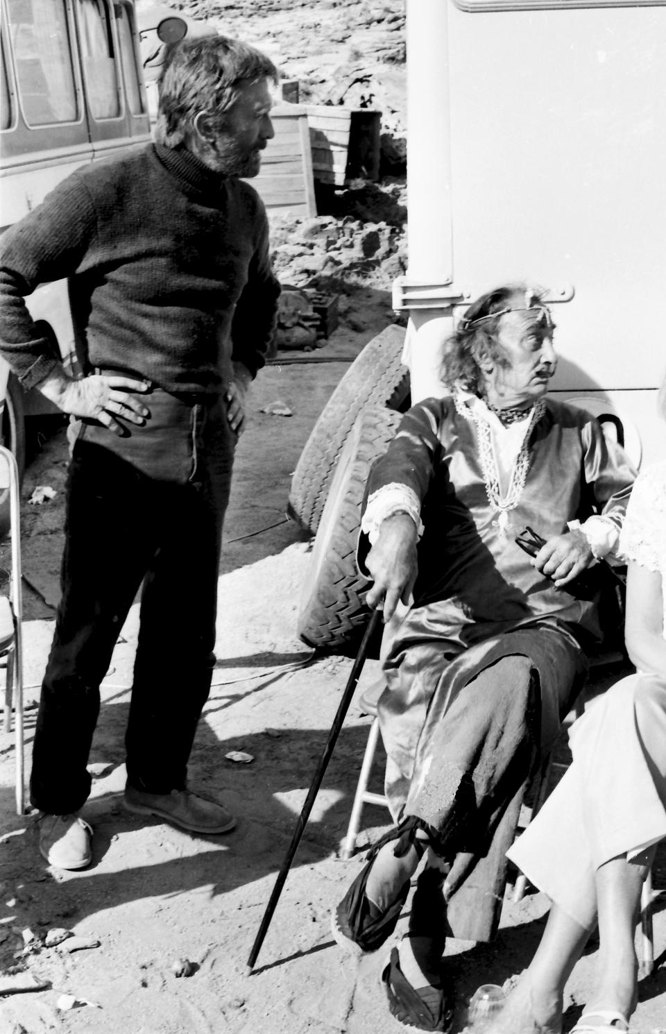 Dos genios como Douglas y Salvador Dalí tuvieron la oportunidad de coincidir en Cadaqués, España, en la grabación de 'La luz del fin del mundo' (1971). (Foto: Gianni Ferrari / Getty Images).