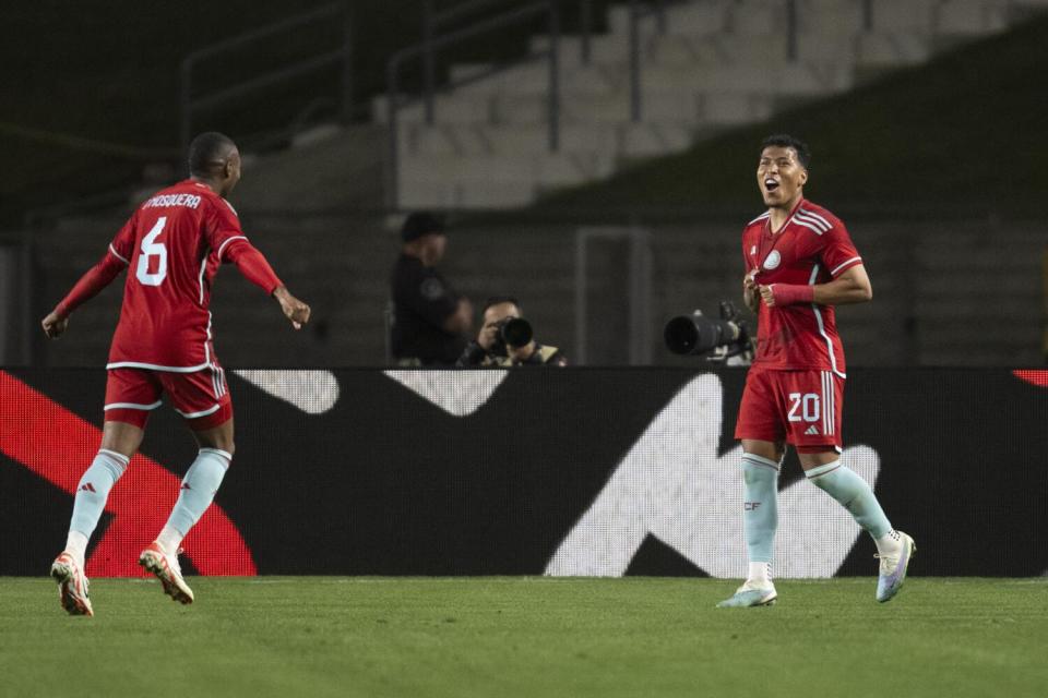 Colombia forward Roger Martínez (20) cele