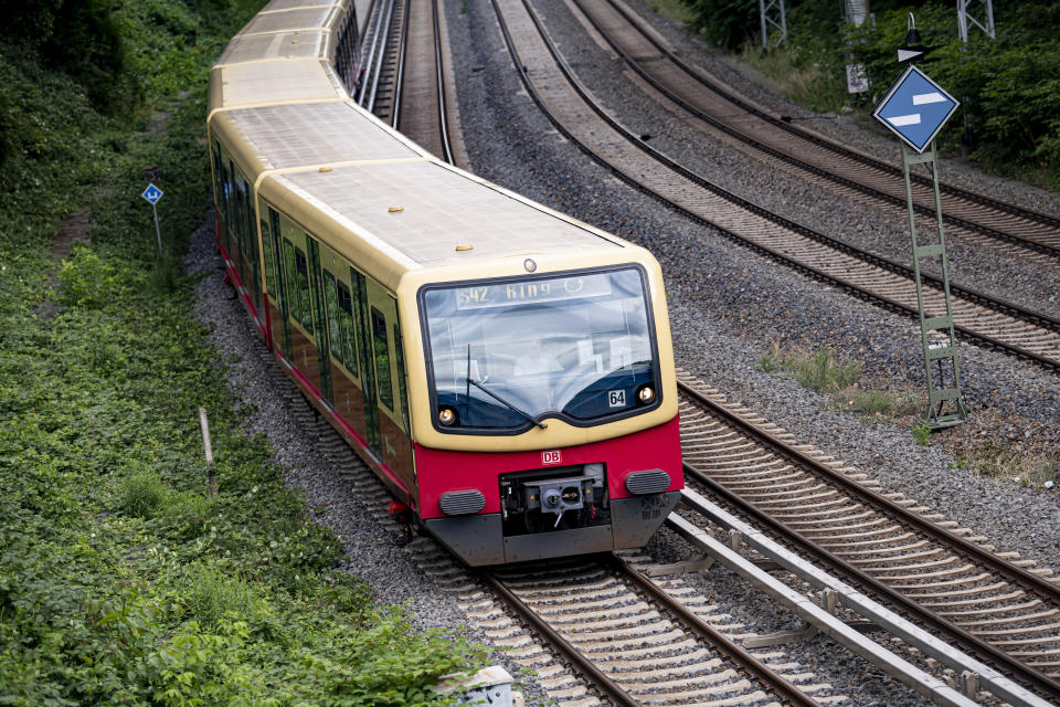 In der Ringbahn S42 können sich am Montag Impfwillige gegen das Coronavirus impfen lassen. Foto: Fabian Sommer / dpa