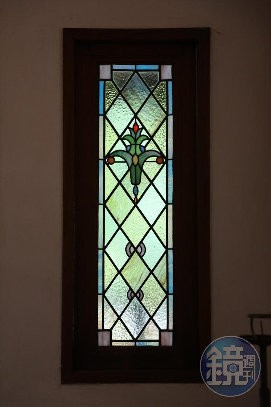 日式老屋中鮮少見到的彩繪玻璃窗。