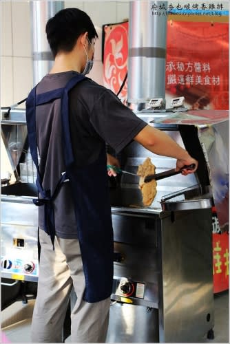 【食記│台南】府城夯也碳烤香雞排~碩士賣的好吃超大雞排，研究所也有修碳烤雞排的學分嗎?