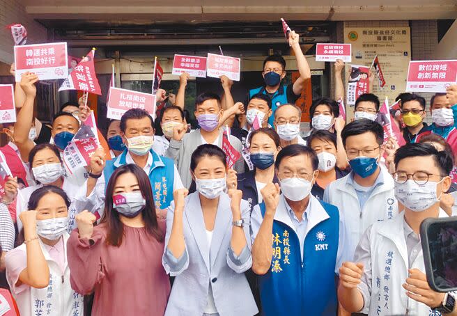 國民黨南投縣長參選人許淑華（中），29日完成登記。（廖志晃攝）