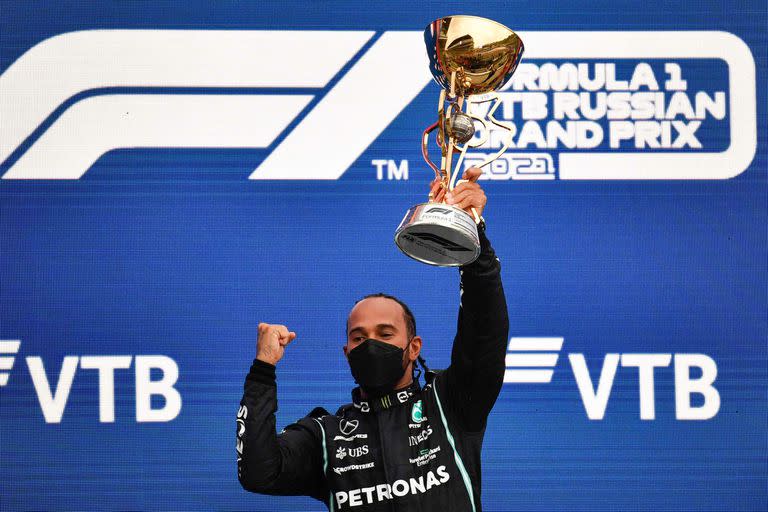 El último trofeo de la colección, el de la victoria N°100: Lewis Hamilton celebra el triunfo en el podio de Sochi, escenario del Gran Premio de Rusia