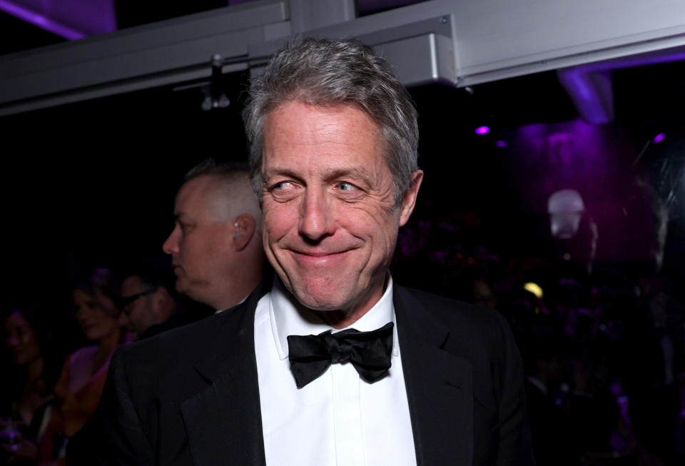 Hugh Grant gab bei den Oscars ein Interview, das ihm reichlich Kritik auf Social Media einbrachte (Bild: Getty Images)