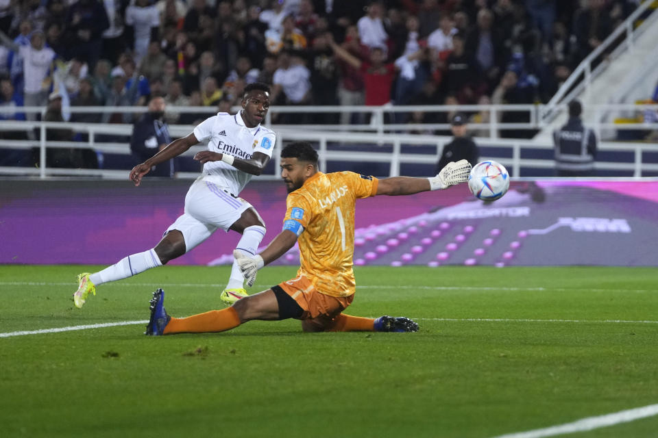 Vinícius Junior del Real Madrid anota el primer gol de su equipo en la final del Mundial de Cluves ante el Al-Hilal el Rabat, Marruecos el sábado 11 de febrero del 2023. (AP Foto/Manu Fernandez)