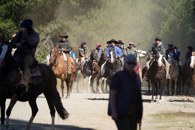 Gauchos bloquean el camino de Tacuifí