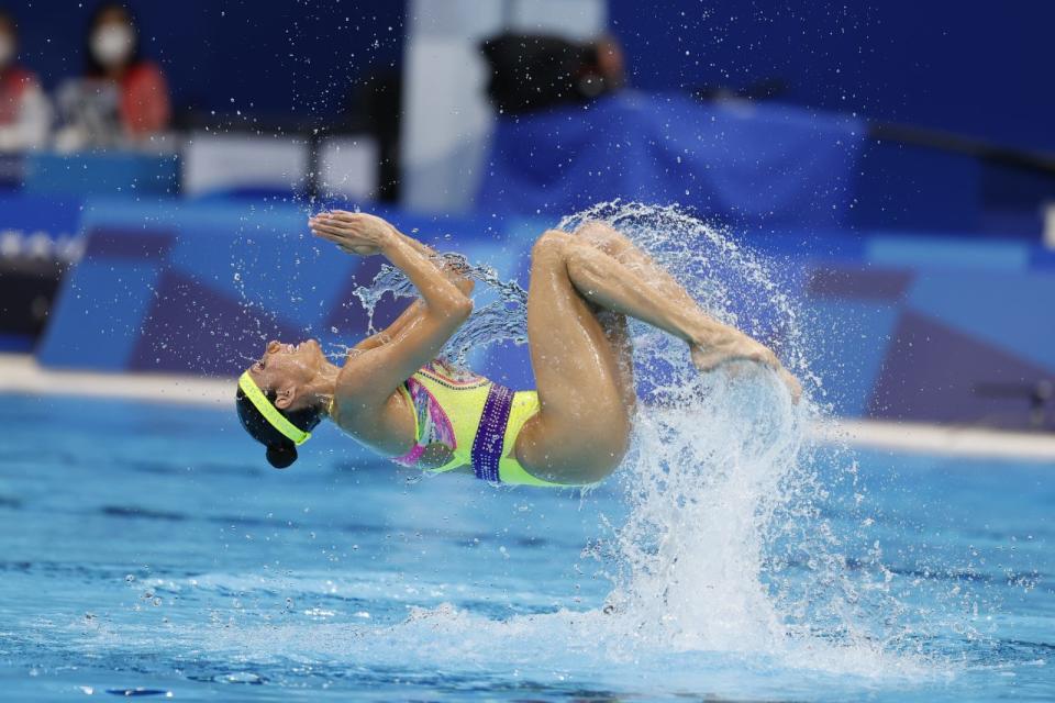 TOKYO, JAPAN - AUGUST 03: Nuria Diosdado and Joana Jimenez of Team Mexico compete in the Artistic Swimming Duet Technical Routine on day eleven of the Tokyo 2020 Olympic Games at Tokyo Aquatics Centre on August 03, 2021 in Tokyo, Japan. (Photo by Fred Lee/Getty Images)